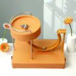 Balancier de billard de bureau en métal orange avec billes en acier.