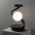 Lampe scientifique design avec sphère lumineuse suspendue, idéale pour décoration de style industriel ou scientifique.