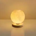Lampe lune en bois avec lumière chaleureuse, idéale pour la décoration intérieure ou comme veilleuse. Création artisanale apportant une ambiance apaisante et esthétique à votre espace.