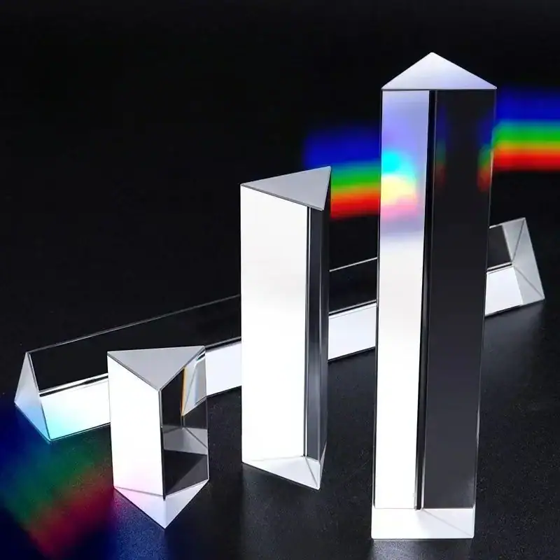 Objets décoratifs en verre miroir avec reflets colorés, formes géométriques modernes, parfaits pour la décoration intérieure élégante et contemporaine.
