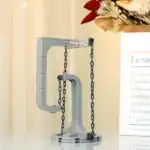 Balance de laboratoire miniature en LEGO, modèle détaillé avec chaînes et plateforme, parfait pour la décoration scientifique ou éducative.
