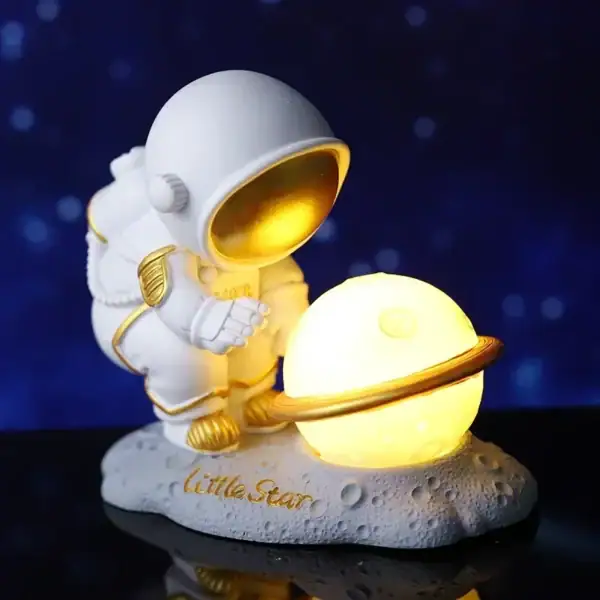 Astronaute en figurine avec planète lumineuse, décoration de style spatial.