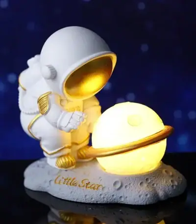 Vêtement d'astronaute en figurine avec planète lumineuse, décoration de style spatial pour la maison ou le bureau.