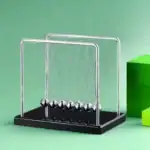 Pendule de Newton en métal avec sphères suspendues, idéal pour la décoration scientifique et éducative.