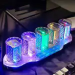 Horloge Nixie LED multicolore affichant des chiffres lumineux dans un boîtier transparent moderne.