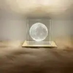 Lampe 3D représentant la lune en relief, éclairée pour un effet visuel impressionnant, idéale pour la décoration intérieure ou comme objet de collection scientifique.