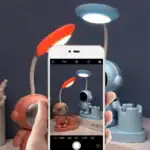 Figurines de robots et d'objets scientifiques pour décoration.
