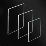 Panneaux en verre acrylique transparent empilés pour décoration scientifique moderne, parfaits pour exposer des informations ou des œuvres d'art dans un environnement éducatif ou de laboratoire.