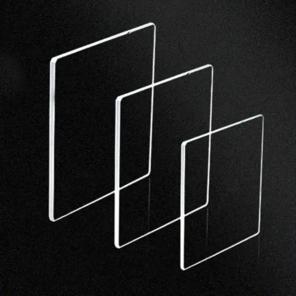 Panneaux en verre acrylique transparent empilés pour décoration scientifique moderne, parfaits pour exposer des informations ou des œuvres d'art dans un environnement éducatif ou de laboratoire.
