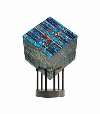 Cube en verre coloré avec support métallique, décoration scientifique moderne.