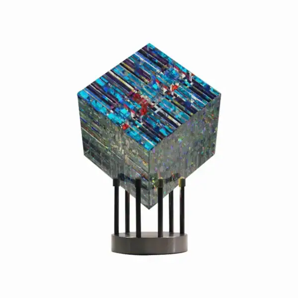 Cube en verre coloré avec support métallique, décoration scientifique moderne.