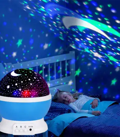 Veilleuse projection d'étoiles pour chambre d'enfant, créant une ambiance relaxante avec des lumières colorées et des motifs d'étoiles et de lune pour apaiser et divertir les enfants.