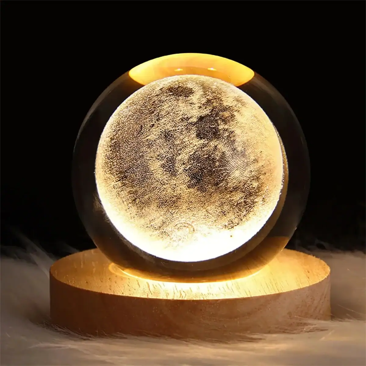 Boule de cristal représentant la lune avec éclairage intérieur, idéale pour décoration scientifique ou thématique lunaire.