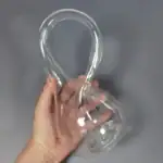 Vase en verre transparent en forme d'infini, parfait pour la décoration de style scientifique ou moderne. Idéal pour embellir votre intérieur avec une touche d'originalité et de sophistication.