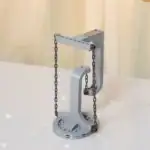 Modèle réduit de pupitre de laboratoire avec chaînes suspendues, idéal pour la décoration scientifique ou comme objet de collection.