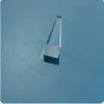 Pipette de laboratoire en plastique blanc, utilisée pour la manipulation précise de liquides en sciences.