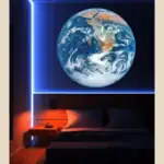 Terre en projection lumineuse dans une chambre moderne, ambiance futuriste et décorative.
