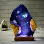 Panneau lumineux en résine avec scène spatiale, planète Terre, astronaute flottant, étoiles et galaxie, sur support en bois, décoration originale pour passionnés d'astronomie.