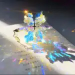 Pendentif en cristal lumineux avec reflets colorés, créant un effet de lumière iridescente et une ombre colorée sur la surface.