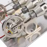 Moteur électrique miniature pour expériences scientifiques, composants en métal avec cùbles et engrenages, idéal pour projets éducatifs et démonstrations techniques.