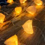 Guirlande lumineuse décorative avec pierres de sel chaudes.