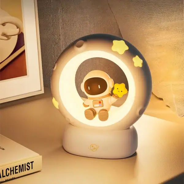 Lampe de veille en forme d'astronaute avec étoiles lumineuses, idéale pour la décoration de chambre d'enfant ou comme cadeau original sur le thème de l'espace.
