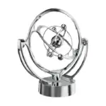 Objet scientifique, décoration atomique en métal brillant, pièce de collection pour passionnés de science et d'astronomie.
