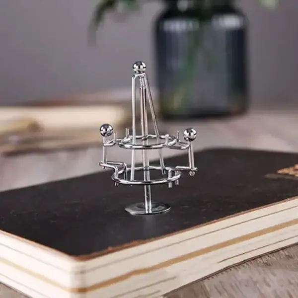 Pendentif modèle atomique en métal brillant, décoration scientifique élégante pour collection ou bureau.
