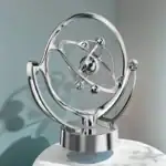 Sculpture décorative représentant un modèle atomique en métal brillant, idéale pour la décoration scientifique moderne et élégante.