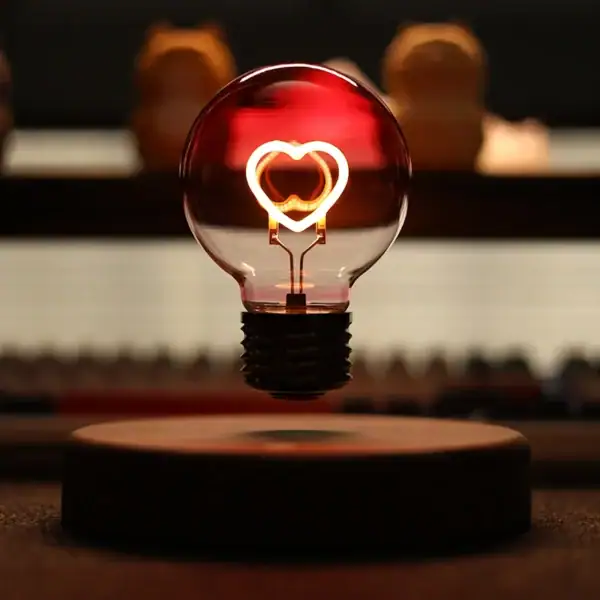 AMPoule cœur LED décorative pour ambiance romantique.