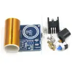 Capteur électronique avec module, relais, résistances, et autres composants pour projets scientifiques.
