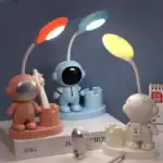 Panneaux lumineux en forme de lampes de bureau avec des personnages d'animaux et d'astronautes, parfaits pour la décoration de bureau ou chambre à thème scientifique.