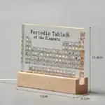 Tableau périodique des éléments en verre et bois, affiché sur un support en bois, idéal pour la décoration scientifique et éducative.