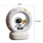 Décoration de vaisseau spatial pour chambre d'enfant, avec un petit astronaute mignon tenant une étoile, idéal pour une décoration scientifique ou ludique.