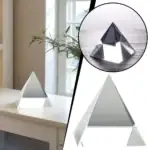 Pyramide en verre transparente, objet de décoration scientifique moderne, idéale pour embellir un intérieur avec une touche d'élégance et de mystère.