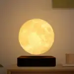 Lampe lune 3D réaliste pour décoration intérieure et ambiance chaleureuse.