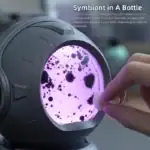 Lampe de décoration scientifique avec un liquide violet lumineux et des bulles, idéale pour une ambiance de laboratoire ou un espace scientifique.