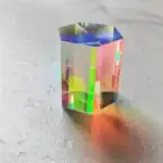 Cube en verre irisé avec reflets multicolores, parfait pour la décoration scientifique et moderne.