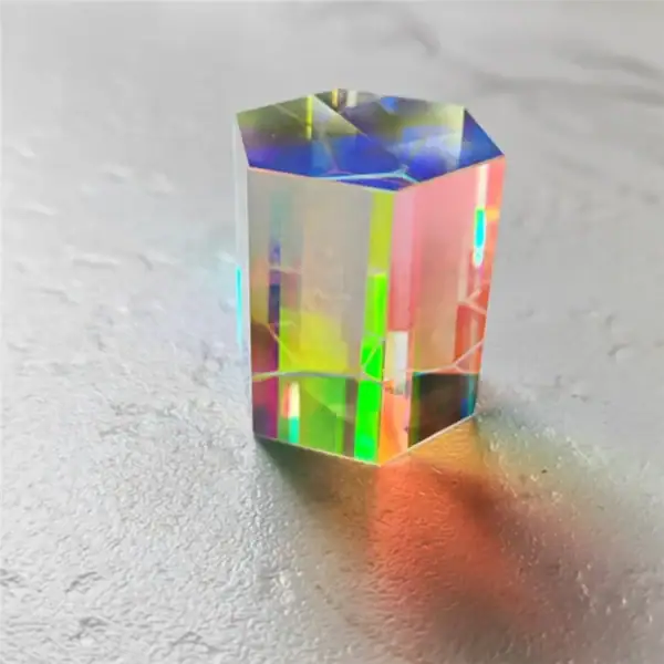 Cube en verre irisé avec reflets multicolores, parfait pour la décoration scientifique et moderne.