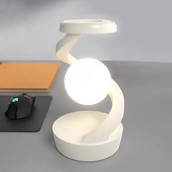 Lampe de bureau design en forme de spirale avec sphère lumineuse centrale, idéale pour une décoration d'intérieur inspirée de la science.