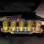 Porte-noms lumineux avec chiffres en plastique transparent, éclairés par LED, affichant les chiffres 2021. Parfait pour décoration de bureau ou événements spéciaux.