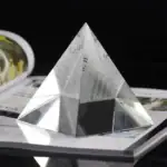 Pyramide en verre transparente, idéale pour la décoration de bureau ou collection scientifique, apportant une touche moderne et élégante à tout espace.