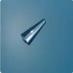 Pipette en verre de laboratoire, instrument scientifique pour mesurer avec précision des liquides, posé sur une surface bleue.
