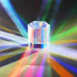 Objet scientifique en cristal optique coloré et brillant.