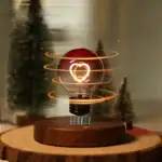 Ampoule LED en lévitation avec cœur lumineux, décoration scientifique moderne, idéale pour un intérieur original et romantique.