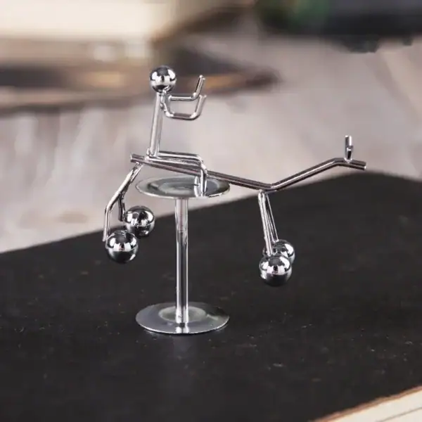 Pendentif en forme de molécule en métal brillant, représentant une structure moléculaire scientifique, idéal pour la décoration ou comme bijou original.