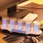 Panneau d'affichage numérique avec tubes lumineux LED affichant des chiffres bleus.