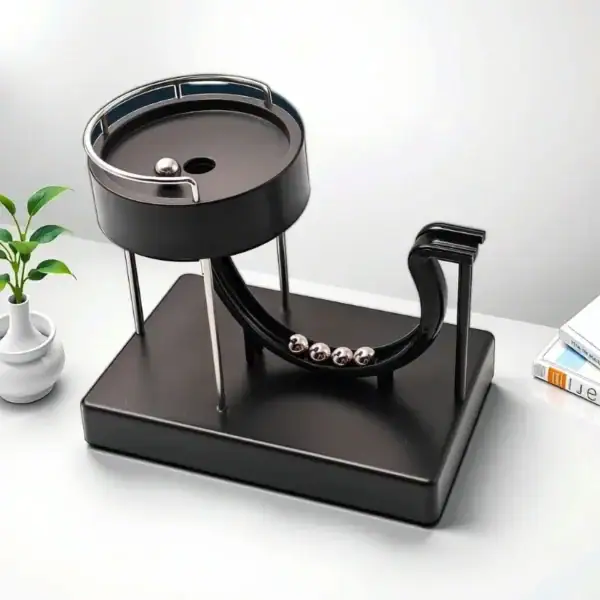 Bille de Newton de bureau avec plateau noir, billes métalliques et rails, décoration scientifique pour bureau ou étagère.