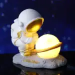 Figurine d'astronaute avec planète lumineuse, décoration scientifique pour enfants, décoration de bureau ou chambre à thème spatial.