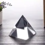 Pyramide en cristal transparente pour décoration intérieure ou collection scientifique.